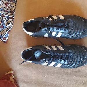 Adidas Mundial team soccer / turf shoe